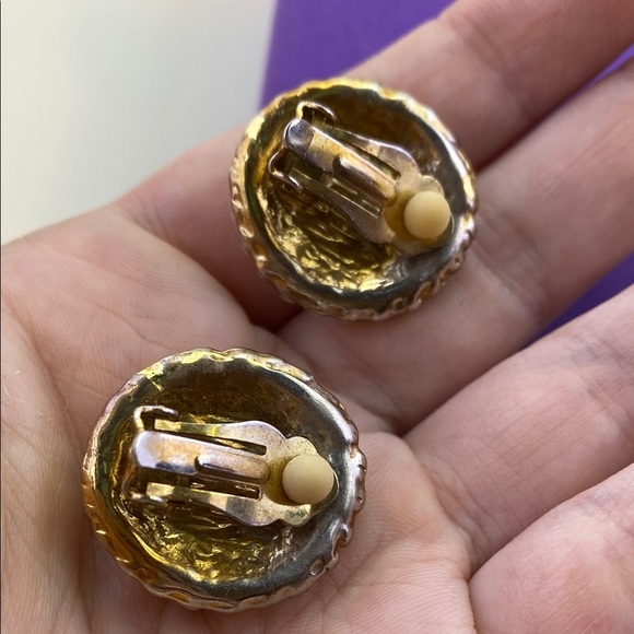 💛 Elegant Richelieu Gold Plated Cream Pearl Clip On Earrings - Picture 4 of 4